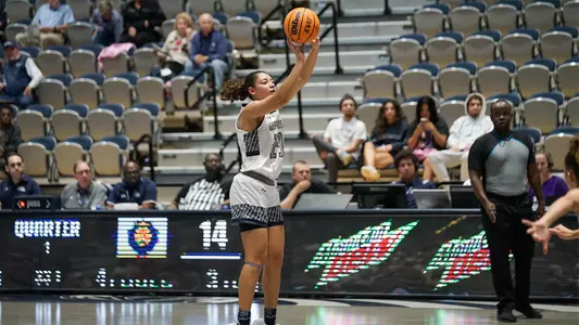 Jaelyn Swann shooting three pointer