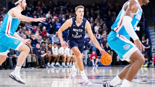 Carter Hendricksen dribbling the ball at Gonzaga