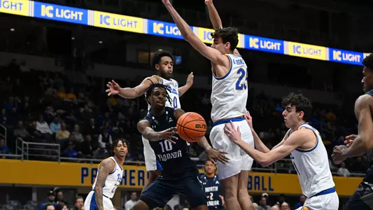 Jarius Hicklen passing the ball down low at Pitt