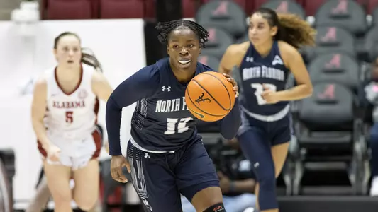 Kaila Rougier driving the ball to the hoop