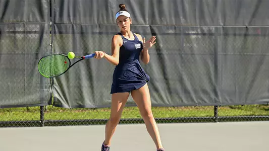 Isabel Oliveira hitting a forehand