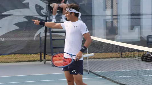 Breno Marques pointing after winning a point