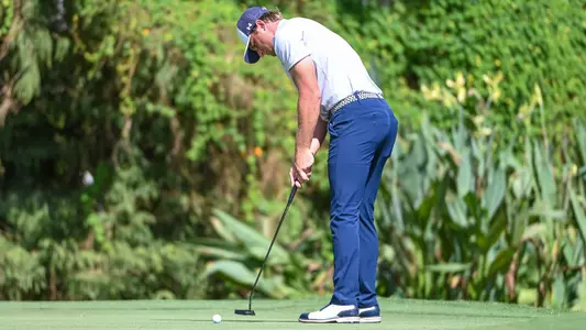 Davis Lee putting on green