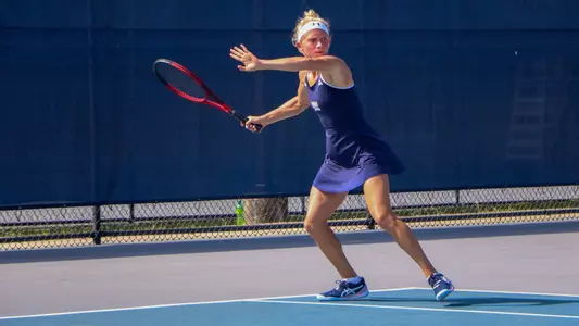 Annabelle Davis hitting a forehand