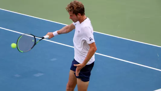 Jonas Hartenstein hitting a backhand