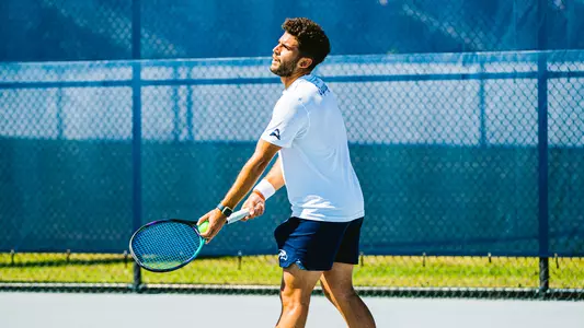 Rodrigo Crespo about to serve.
