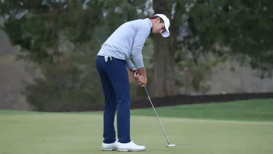 Robbie Higgins putting a putt