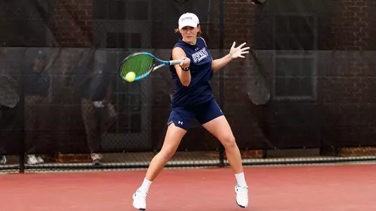 Kit Gulihur hitting a forehand