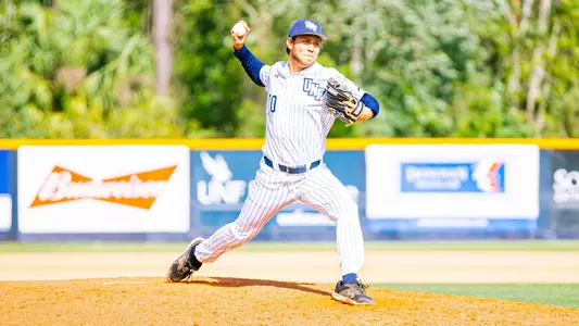 Stephen Halstead throwing a pitch