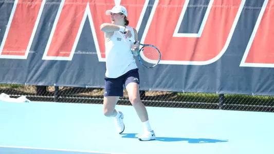 Kit Gulihur hitting a forehand at NCAAs