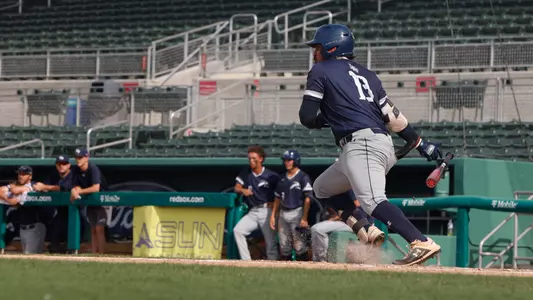 Abraham Sequera swinging