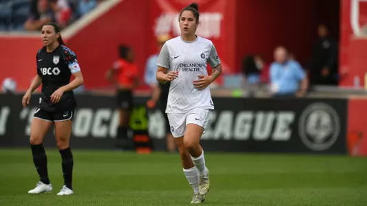 Thais Reiss running on the field for her debut