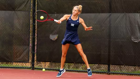 Annabelle Davis hitting a forehand
