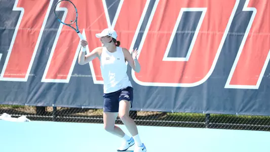 Kit Gulihur preparing hitting a forehand