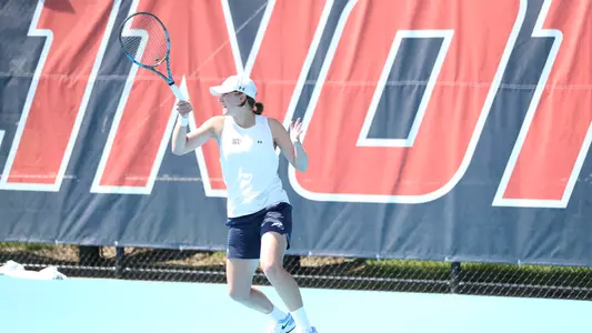 Kit Gulihur hitting a forehand