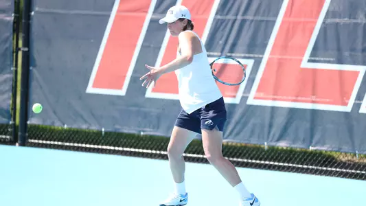 Kit Gulihur hitting a forehand