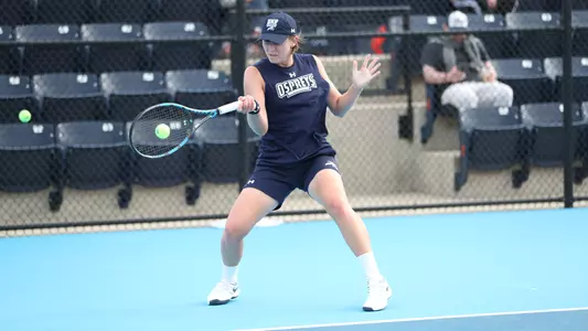 Kit Gulihur hitting a forehand