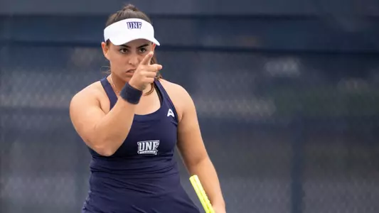 Ana Paula Melilo pointing after winning a point