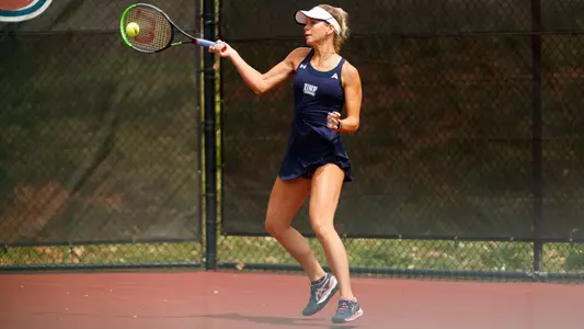 Kendall Nash preparing to hit a forehand