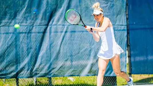 Kendall Nash hitting a forehand