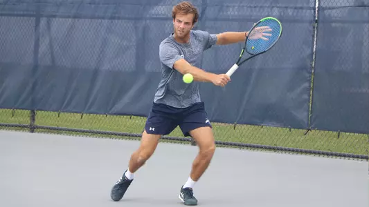 Nilo Duarte hitting a backhand