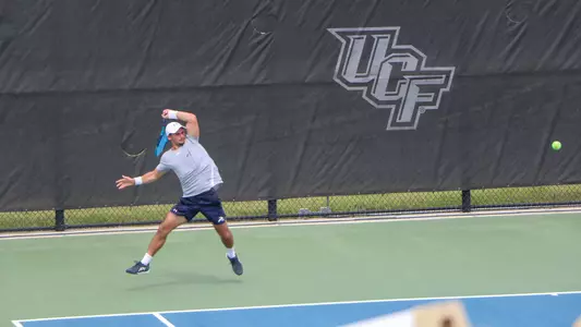 Joe Ellis hitting a forehand