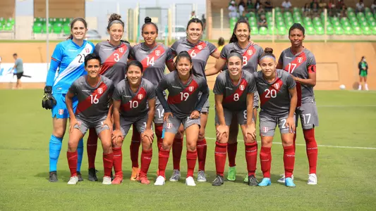 Ariana Munoz team photo with Peru