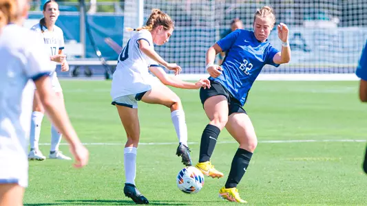 Amanda Hartmann challenging for the ball