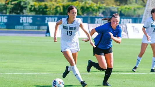 Erin Jones dribbling down the field