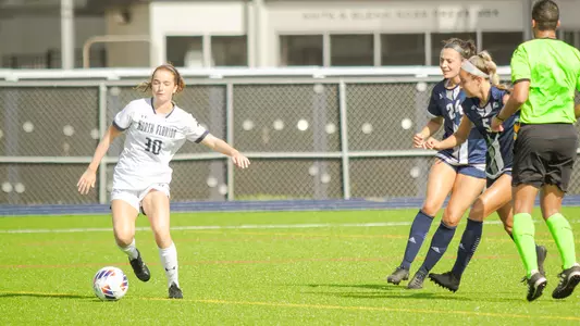Gabby Daly dribbling the ball forward