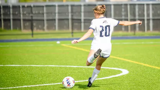 Amanda Hartmann preparing to kick the ball