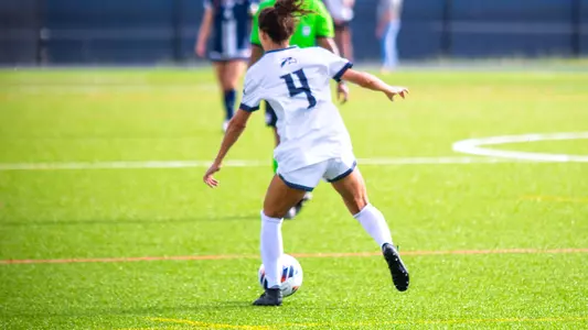 Averi Walraven dribbling the ball up the field