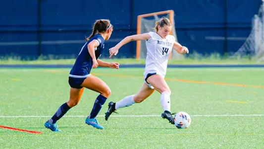 Lauren Weiss dribbling the ball forward
