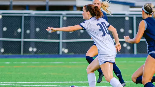 Gabby Daly dribbling the ball forward