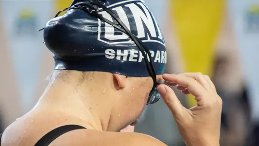 Sydney Sheppard adjusting her goggles