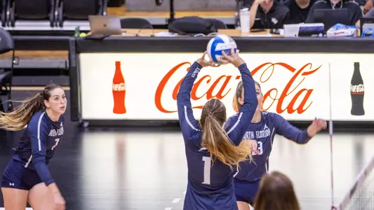 Jenna Zimmermann setting the ball