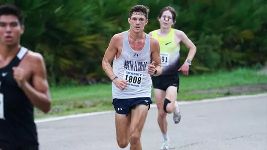 Devoss running  in the UNF Invitational