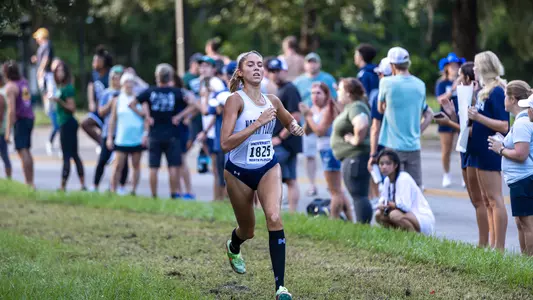 Leen running on the grass in the 5k