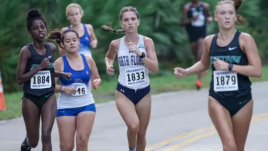 Lindsey Vansant running on the grass in the 5k
