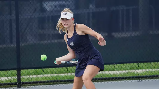 Picture of Jasmin Makela hitting a forehand