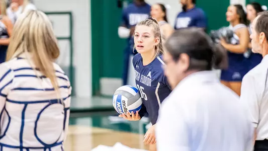 Jessica Buis getting her serve signal