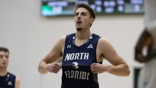 Carter Hendricksen looking on at the free throw line at Stetson