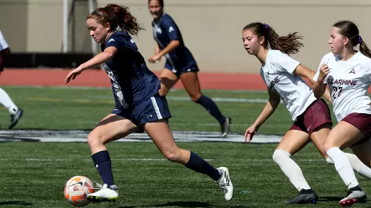 Gabby Daly dribbling the ball up the field