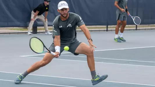 Rodrigo Crespo hitting a forehand