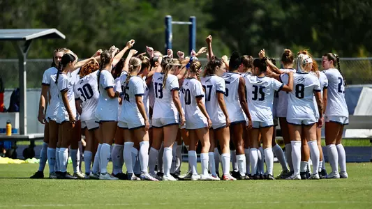UNF women's soccer team huddle photo against Austin Peay