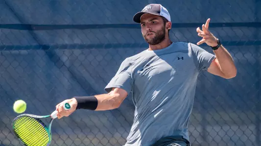Rodrigo Crespo hitting a forehand