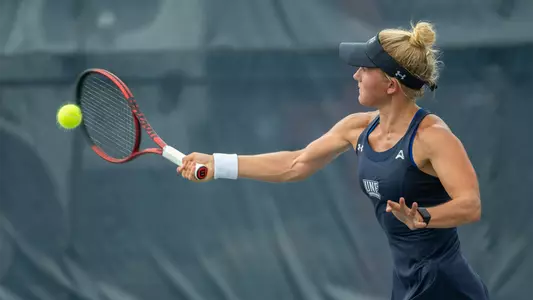Annabelle Davis hitting a forehand