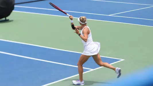 Annabelle Davis forehand at UF