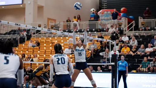 Kelly Negron setting the ball at Kennesaw State