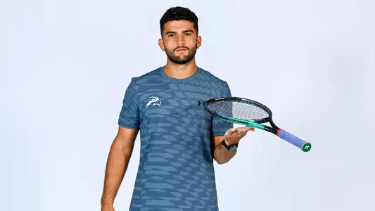 Rodrigo Crespo spinning a racquet
